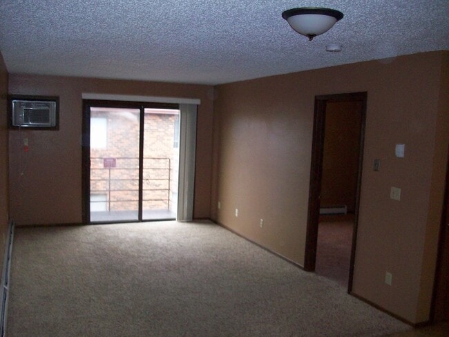 Building Photo - 2208 E Divide Ave