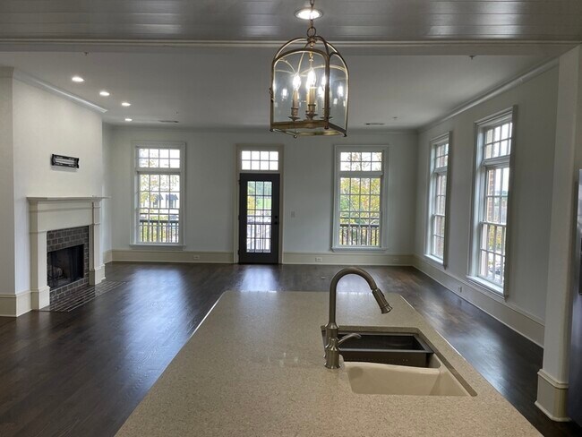 Foto del edificio - Amazing Condo in Commercial District of Vi...