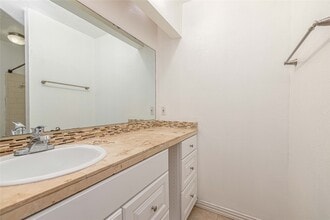 Building Photo - 16778 Glen Eagle Dr N