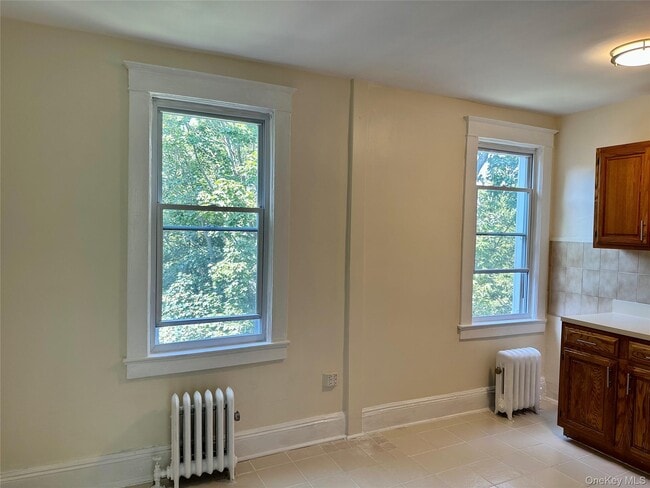 Building Photo - 497 Warburton Ave