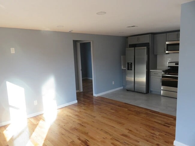 Building Photo - 166 Catherine St