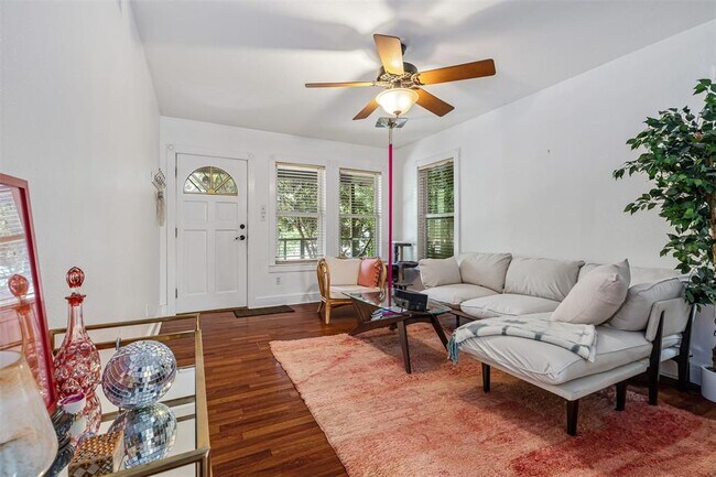 Foto del edificio - 2512 E 10th St