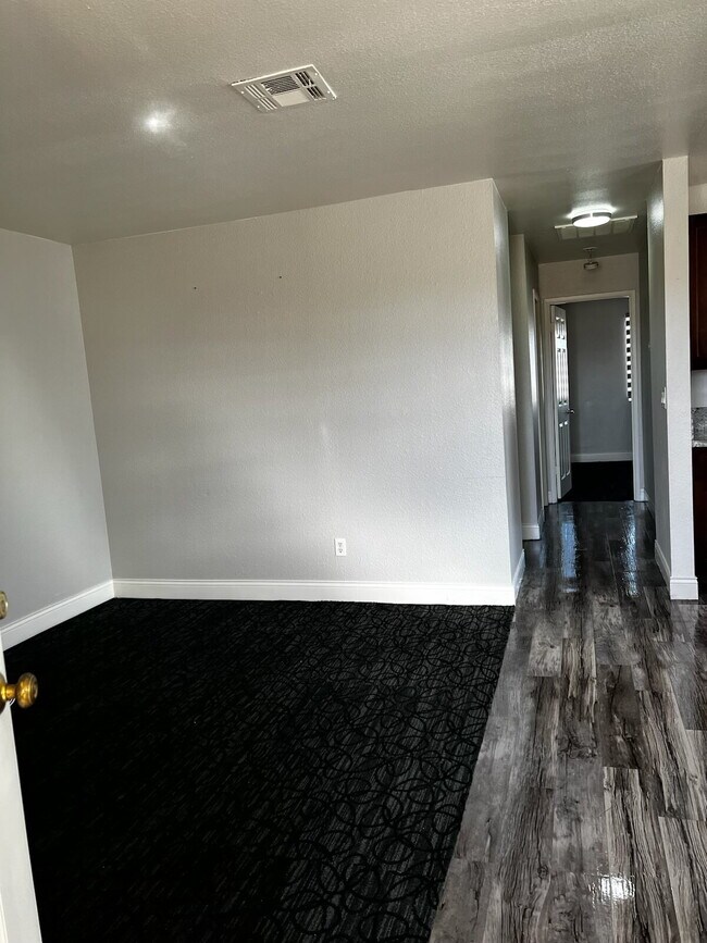 Building Photo - 2-Bed 1 Bath Near East Lake Mead
