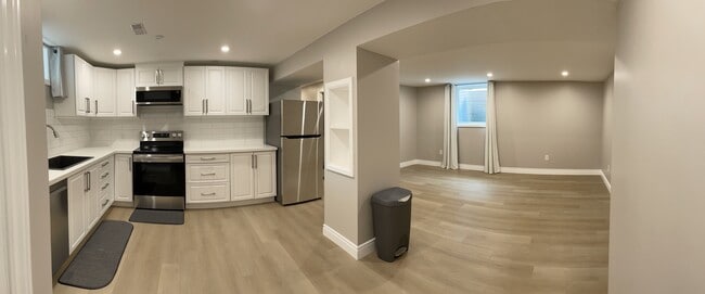 Building Photo - 895 Cochrane Cres