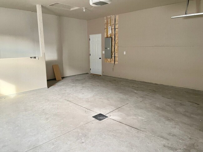 Building Photo - 3 Bedroom 2 Bath - Horace ND
