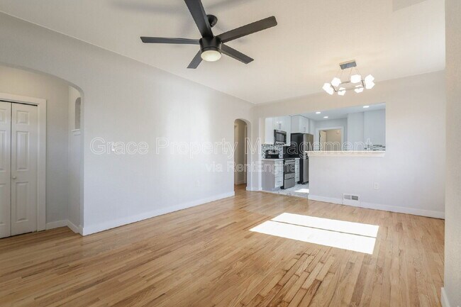 Foto del edificio - 322 N Raleigh St