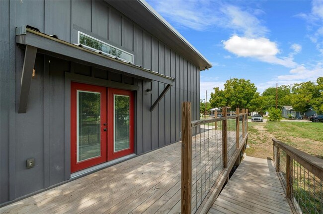 Building Photo - 602 Persimmon St