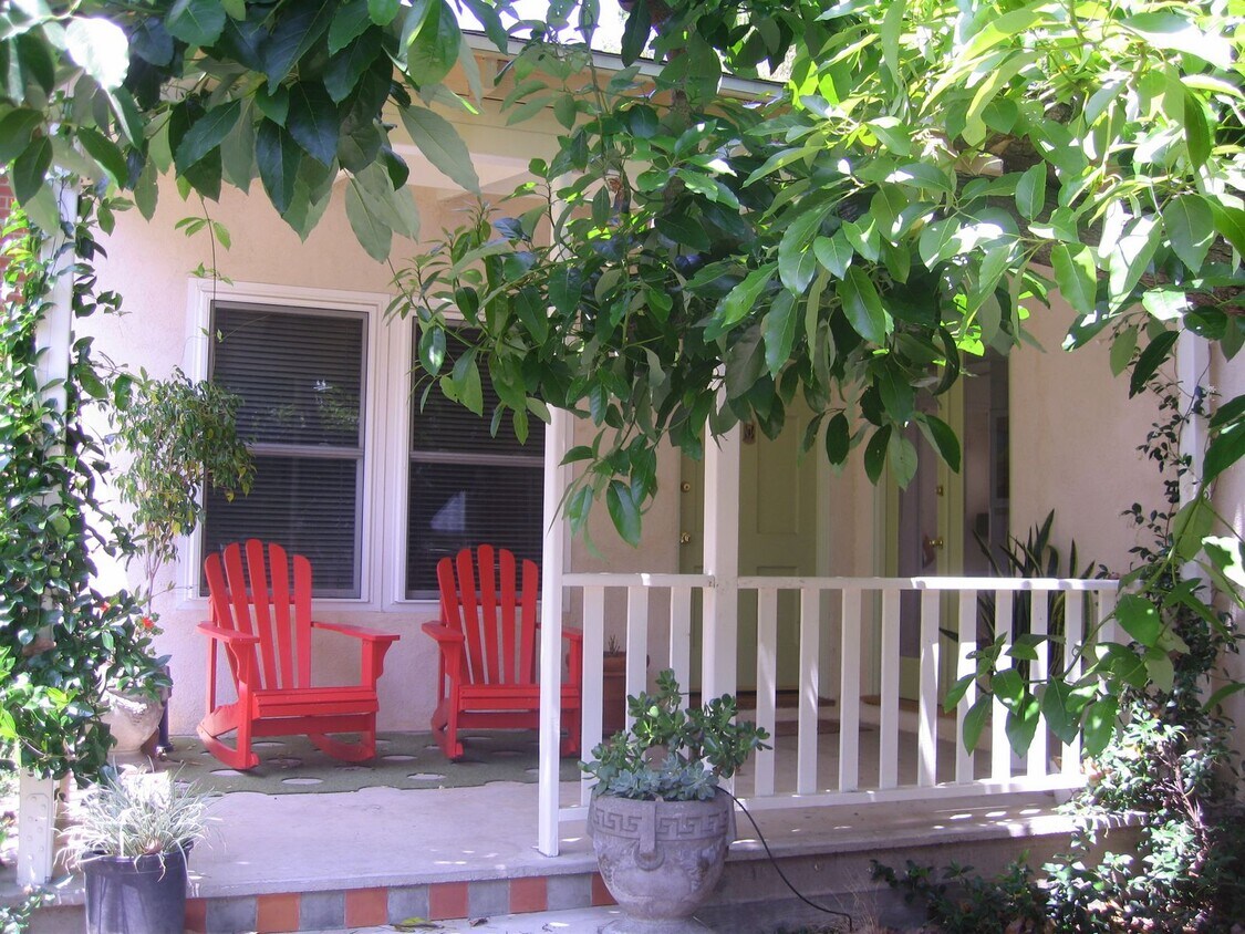 Foto principal - 8267 Willoughby Ave