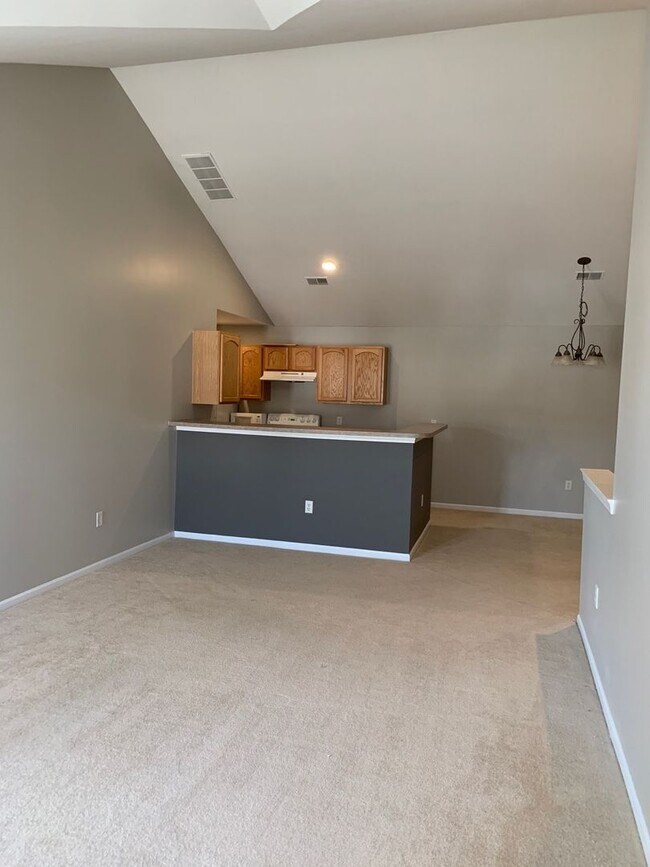 Foto del edificio - BEAUTIFUL SPACIOUS 2 BEDRM, 2 BATH CONDO W/ATTACHED GARAGE