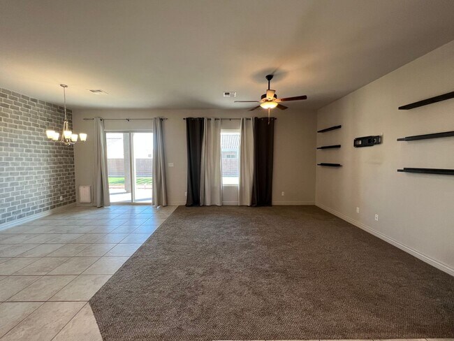 Foto del edificio - 4 BEDROOM HOME!