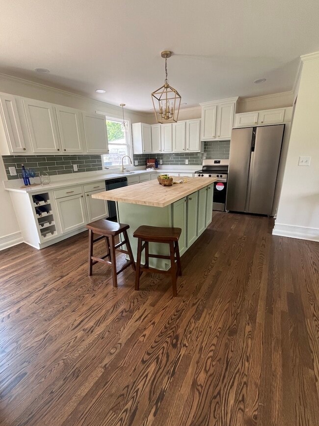 Completamente renovado con electrodomésticos, gabinetes y encimeras nuevos. Amplio espacio de almacenamiento y despensa/lavandería. - 623 Dunston Dr