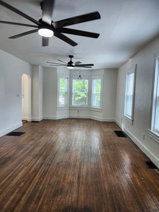 Building Photo - Coming in August - 2 Bedroom 1 bath home i...