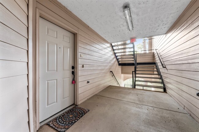 Foto del edificio - 8051 Bay Branch Dr