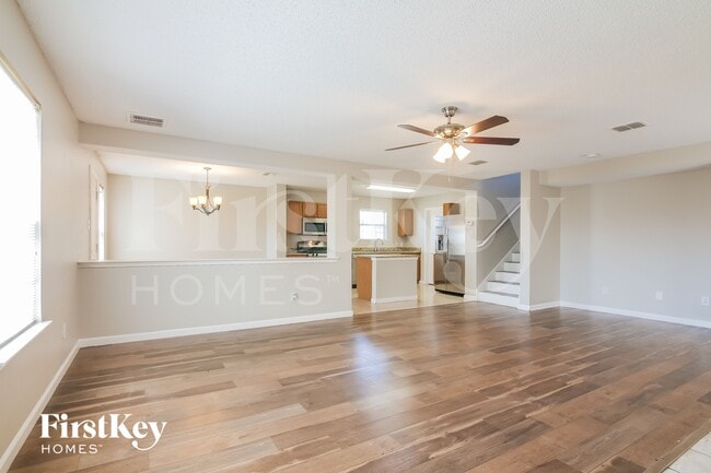 Building Photo - 916 Simi Dr