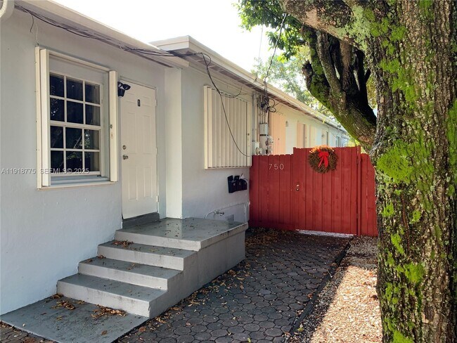 Foto del edificio - 750 NE 86th St