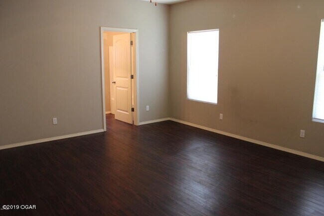 Foto del edificio - 5046 Raintree Cir