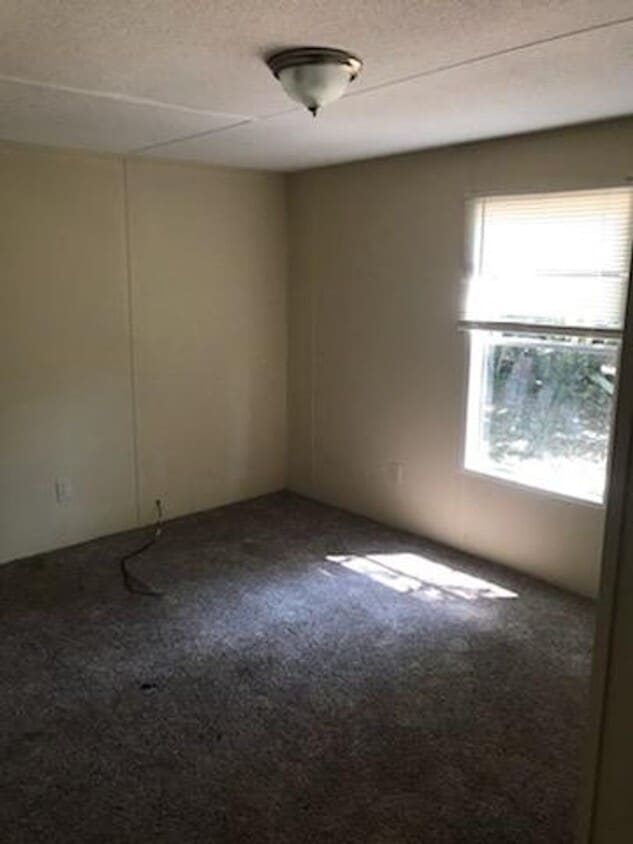 Building Photo - 3 bedroom 2 bath mobile home