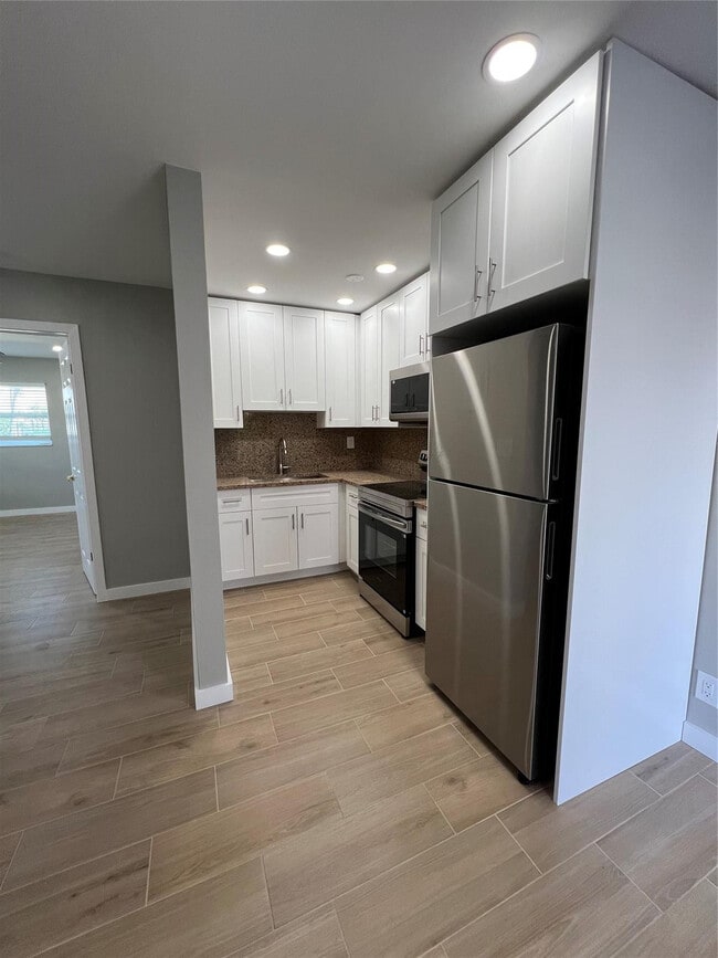 Building Photo - 2016 NE 17th Ct