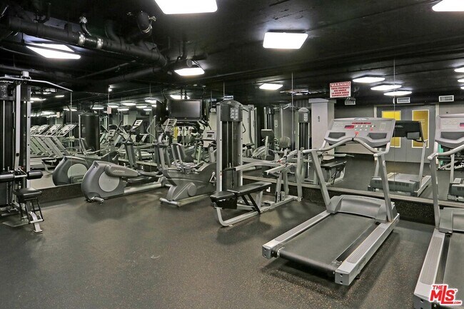 Foto del edificio - 141 S Clark Dr