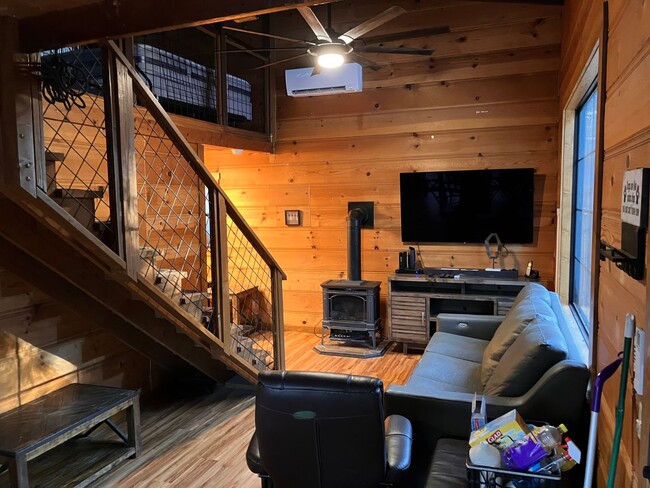 Building Photo - Newly remodeled one bedroom cabin