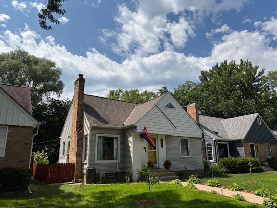 Primary Photo - Charming 3 BR/3 BA 1.5 story Home in a Gre...