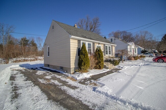 Building Photo - Cozy Cape in Colonie