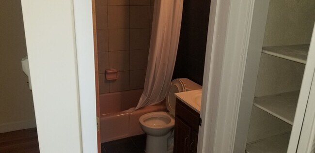 Foto del edificio - 1 Bed 1 Bath available 7-1 no broker fee