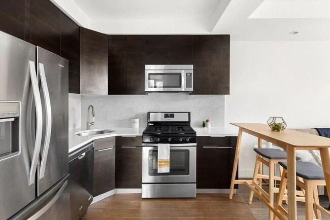 Foto del edificio - 399 E 8th St