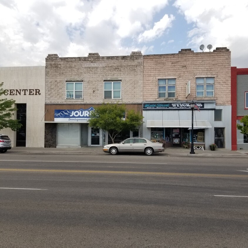 Foto principal - Beautiful 2 bed 1 bath apartment on Main s...