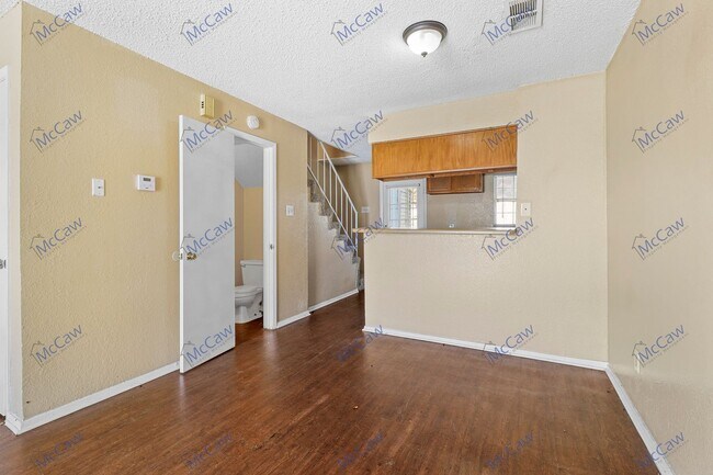 Building Photo - Cute 1/1.5 Townhome in Dallas!