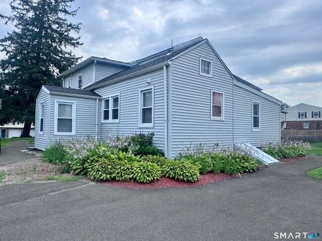 Building Photo - 1690 Litchfield Turnpike