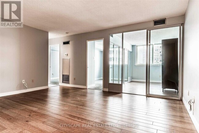 Photo du bâtiment - 1055 Bay St.