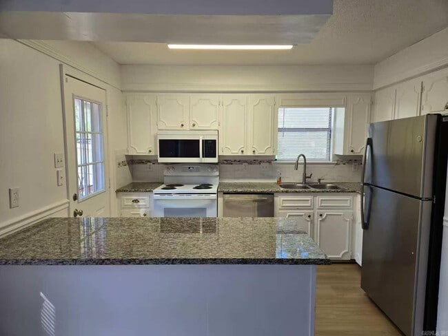 Building Photo - 3 Forest Maple Ct