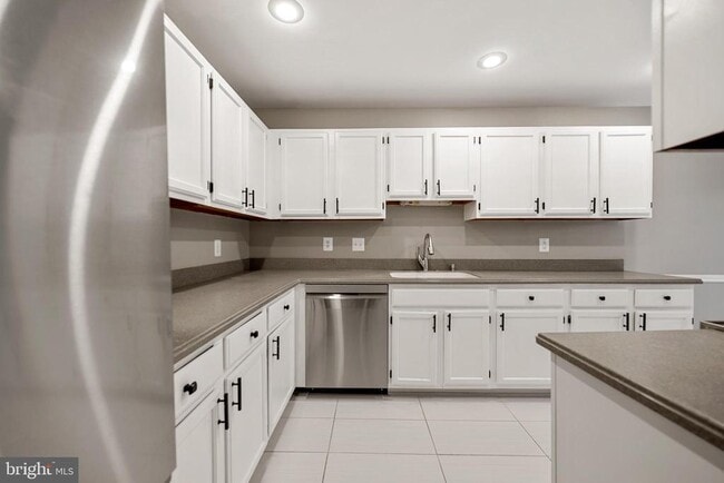 Foto del edificio - 6104 Old Brentford Ct