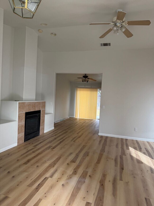 Foto del edificio - Charming 3-Bedroom, 2-Bath Home with Spacious Backyard in Elk Grove