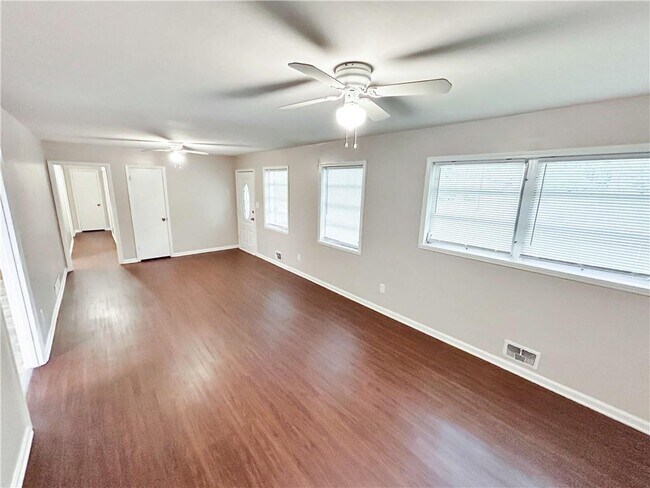 Building Photo - 4239 Pinetree Dr