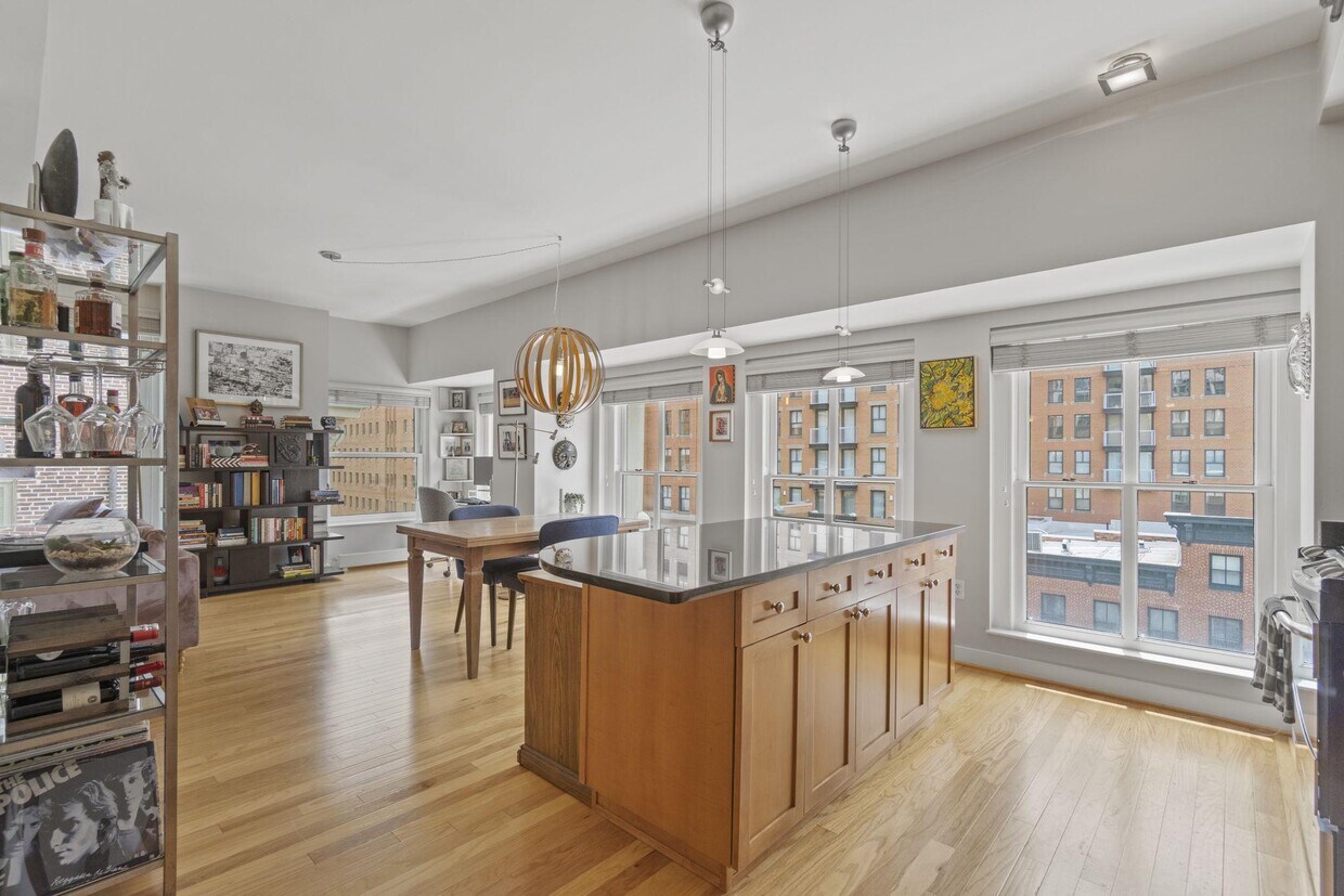 Primary Photo - 675 E St NW