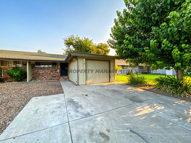 Building Photo - Sparkling 2 Bed 1 Bath Arden-Arcade Duplex!