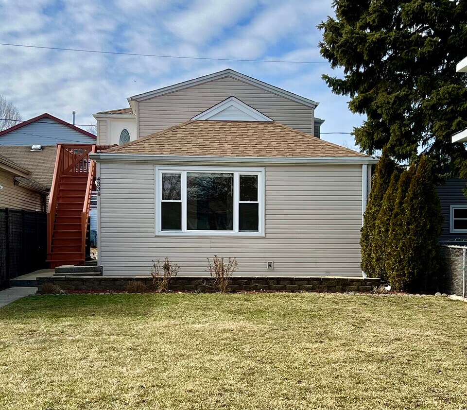 Primary Photo - 4334 N Newcastle Ave