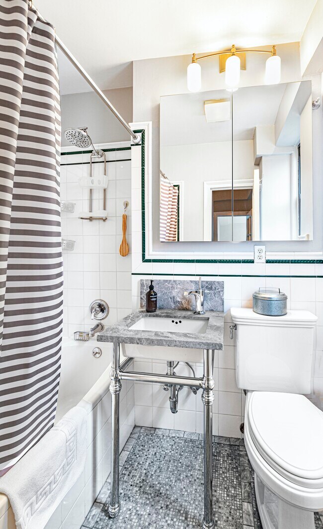 Building Photo - Charming Prewar One Bed