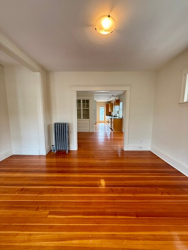 Building Photo - 68 Putnam St