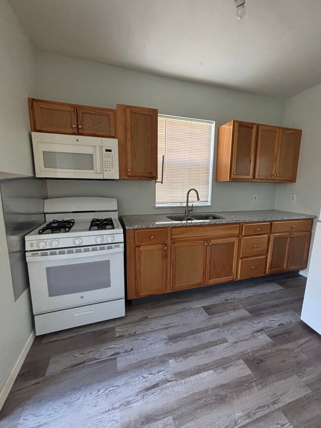 Cocina - 2225 W Olmos Dr