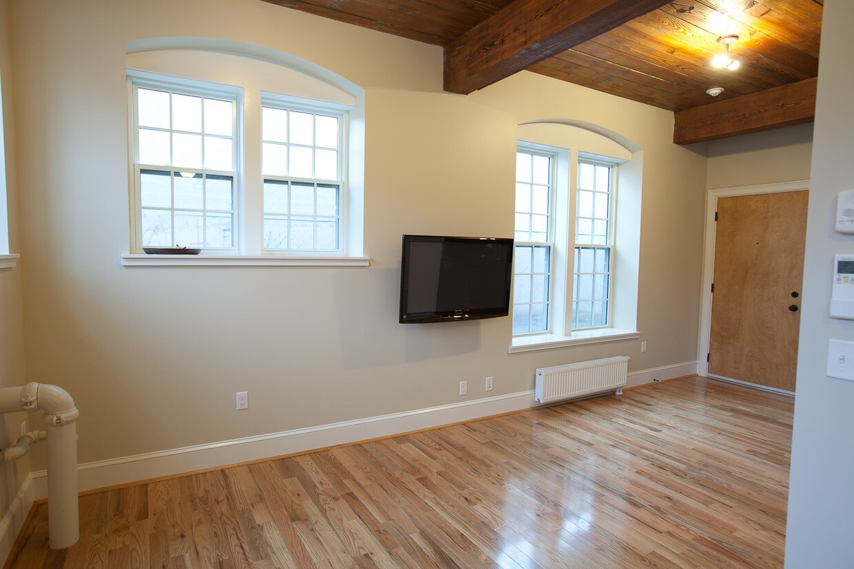 Primary Photo - 32 Olive St