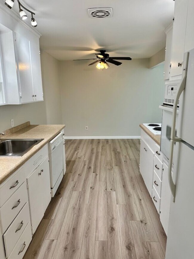 Foto del edificio - Remodeled 2 Bedroom Duplex Home in Magnolia