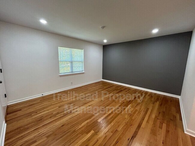 Foto del edificio - 6405 Brookside Rd