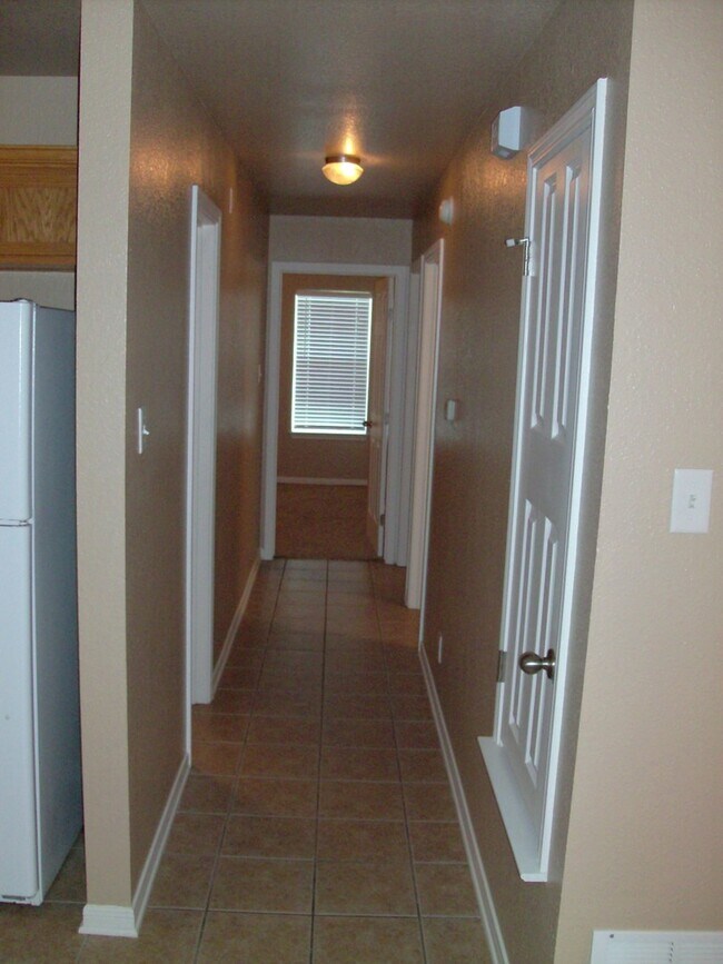 Foto del edificio - Spacious 3-Bedroom Duplex Near Clear Creek...
