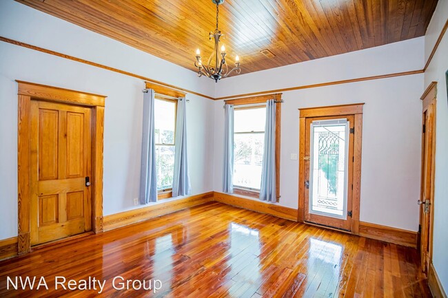 Building Photo - 3 br, 2 bath House - 402 NE Main Street
