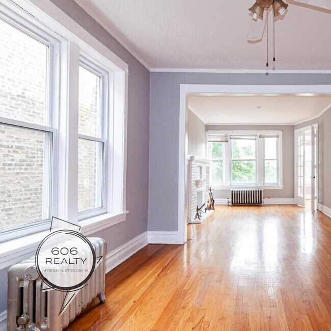 Foto del edificio - Sunny, Two Bed/One Bath in Andersonville!!