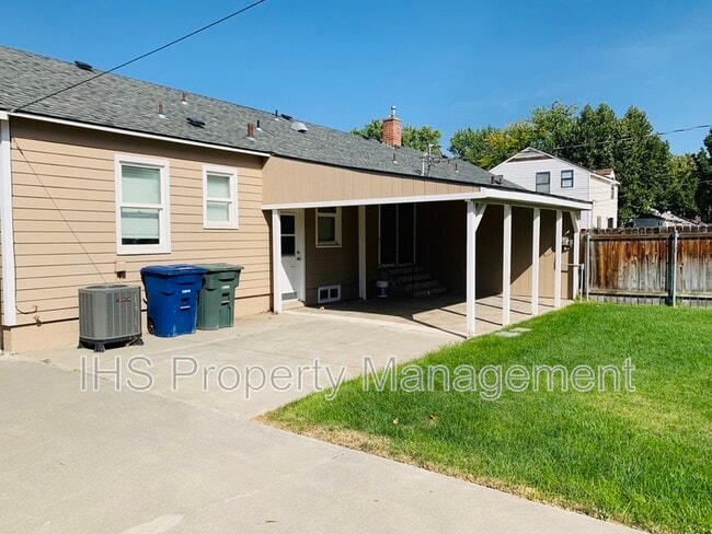 Building Photo - 302 Bernard Ave