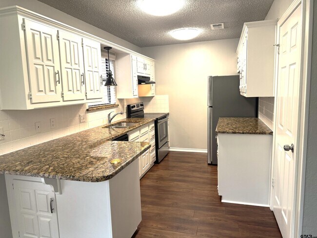 Foto del edificio - 5903 Hollytree Dr